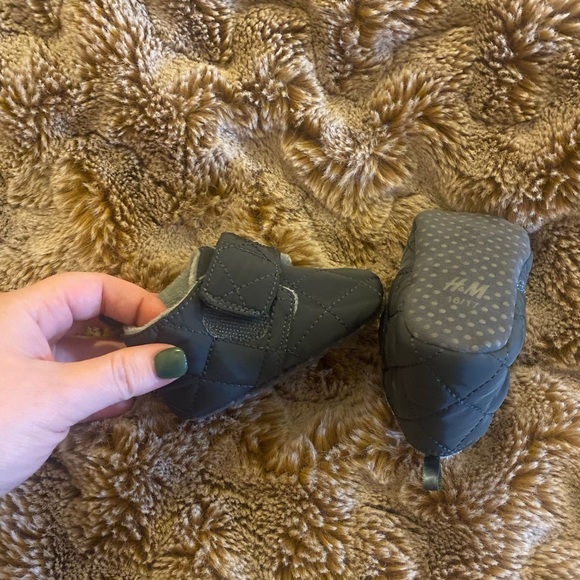 NWOT H&M baby black fleece quilted winter booties for boys- Stylish & Cozy - Picture 3 of 5